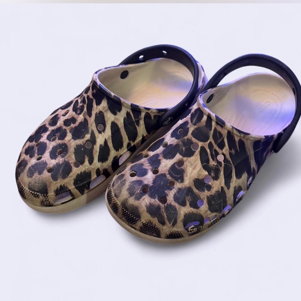 Womens *8 Crocs